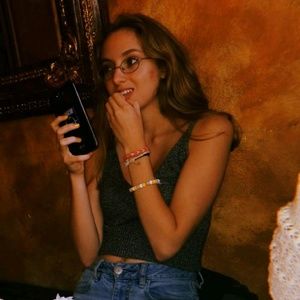 Meet your Posher, Davia